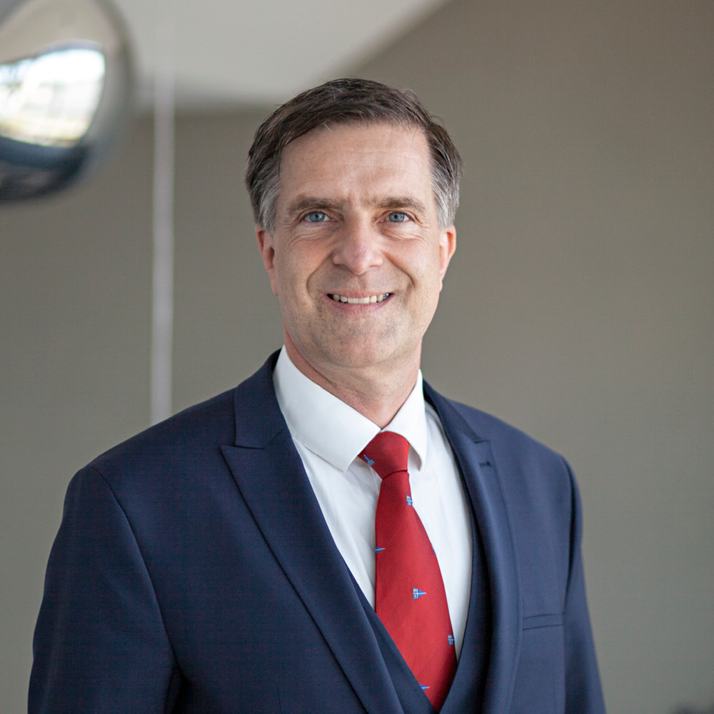 首席执行官 CHRISTOPH RIEMER 博士